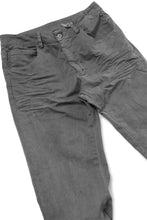 Load image into Gallery viewer, daub ERGONOMIC SKINNY PANTS / COLD DYED LIGHT TWILL (GREY)