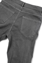 Load image into Gallery viewer, daub ERGONOMIC SKINNY PANTS / COLD DYED LIGHT TWILL (GREY)