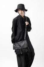 画像をギャラリービューアに読み込む, PAL OFFNER CROSS BODY BAG / CALF LEATHER (BLACK)