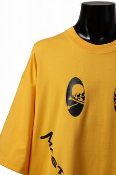 Load image into Gallery viewer, mastermind JAPAN FACE LOGO TEE / BOXY FIT (YELLOW)