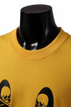 Load image into Gallery viewer, mastermind JAPAN FACE LOGO TEE / BOXY FIT (YELLOW)