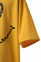 Load image into Gallery viewer, mastermind JAPAN FACE LOGO TEE / BOXY FIT (YELLOW)