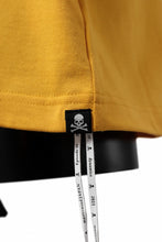 Load image into Gallery viewer, mastermind JAPAN FACE LOGO TEE / BOXY FIT (YELLOW)