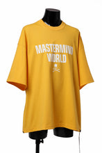 Load image into Gallery viewer, mastermind WORLD JUSTICE TEE / BOXY FIT (YELLOW)