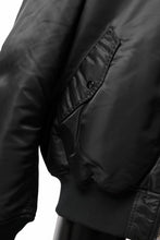 画像をギャラリービューアに読み込む, mastermind WORLD x ALPHA INDUSTRIES RIVERSIBLE MA-1 JACKET - CRAZY PANELED (BLACK)