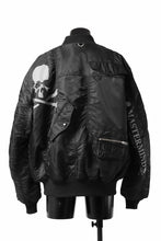 画像をギャラリービューアに読み込む, mastermind WORLD x ALPHA INDUSTRIES RIVERSIBLE MA-1 JACKET - CRAZY PANELED (BLACK)