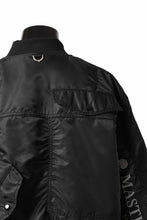 画像をギャラリービューアに読み込む, mastermind WORLD x ALPHA INDUSTRIES RIVERSIBLE MA-1 JACKET - CRAZY PANELED (BLACK)