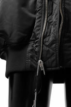 画像をギャラリービューアに読み込む, mastermind WORLD x ALPHA INDUSTRIES RIVERSIBLE MA-1 JACKET - CRAZY PANELED (BLACK)