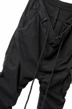 画像をギャラリービューアに読み込む, daub DYEING EASY CARGO GATHER PANTS / STRETCH TWILL COTTON (BLACK)