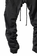 Load image into Gallery viewer, daub DYEING EASY CARGO GATHER PANTS / STRETCH TWILL COTTON (BLACK)