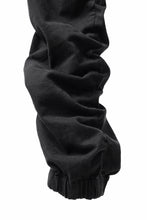 Load image into Gallery viewer, daub DYEING EASY CARGO GATHER PANTS / STRETCH TWILL COTTON (BLACK)