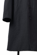 Load image into Gallery viewer, CAPERTICA REVERSIBLE MAC COAT / WASHABLE WOOL GABA & VENTILE COTTON WEATHER (BLACK NAVY)