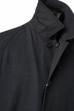 Load image into Gallery viewer, CAPERTICA REVERSIBLE MAC COAT / WASHABLE WOOL GABA & VENTILE COTTON WEATHER (BLACK NAVY)