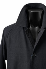 Load image into Gallery viewer, CAPERTICA REVERSIBLE MAC COAT / WASHABLE WOOL GABA & VENTILE COTTON WEATHER (BLACK NAVY)
