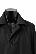 Load image into Gallery viewer, CAPERTICA REVERSIBLE MAC COAT / WASHABLE WOOL GABA & VENTILE COTTON WEATHER (BLACK NAVY)