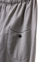 画像をギャラリービューアに読み込む, SOSNOVSKA CASHMERE WHITENED PANTS (LIGHT GREY)