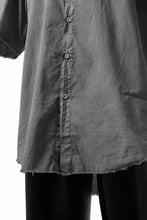 Load image into Gallery viewer, daub SHORT SLEEVE SHIRT / COLD DYED ORGANIC COTTON (GREY)