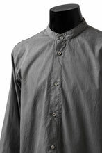 Load image into Gallery viewer, daub LONG SLEEVE SHIRT / COLD DYED COTTON BROAD (GREY)