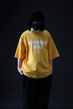 Load image into Gallery viewer, mastermind WORLD JUSTICE TEE / BOXY FIT (YELLOW)