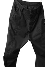 Load image into Gallery viewer, daub CENTRAL SEAM BUTTONS CLOSURE PANTS / DYED STRETCH SOFT COTTON (BLACK)