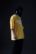 Load image into Gallery viewer, mastermind WORLD JUSTICE TEE / BOXY FIT (YELLOW)