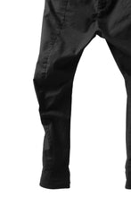 Load image into Gallery viewer, daub CENTRAL SEAM BUTTONS CLOSURE PANTS / DYED STRETCH SOFT COTTON (BLACK)