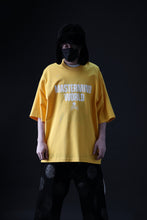Load image into Gallery viewer, mastermind WORLD JUSTICE TEE / BOXY FIT (YELLOW)