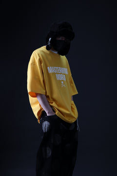 Load image into Gallery viewer, mastermind WORLD JUSTICE TEE / BOXY FIT (YELLOW)