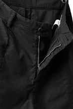 Load image into Gallery viewer, daub CENTRAL SEAM BUTTONS CLOSURE PANTS / DYED STRETCH SOFT COTTON (BLACK)