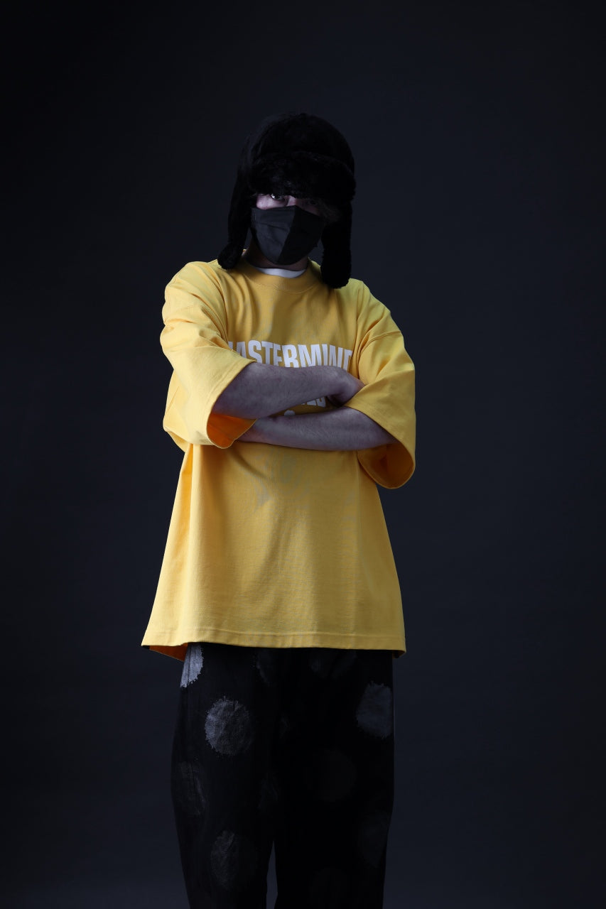 Load image into Gallery viewer, mastermind WORLD JUSTICE TEE / BOXY FIT (YELLOW)