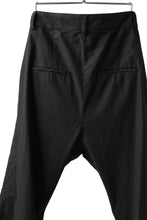 Load image into Gallery viewer, daub CENTRAL SEAM BUTTONS CLOSURE PANTS / DYED STRETCH SOFT COTTON (BLACK)