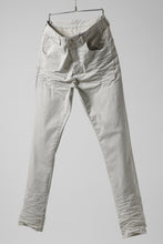 Load image into Gallery viewer, daub ERGONOMIC SKINNY PANTS / DYED STRETCH LIGHT COTTON (SAND)