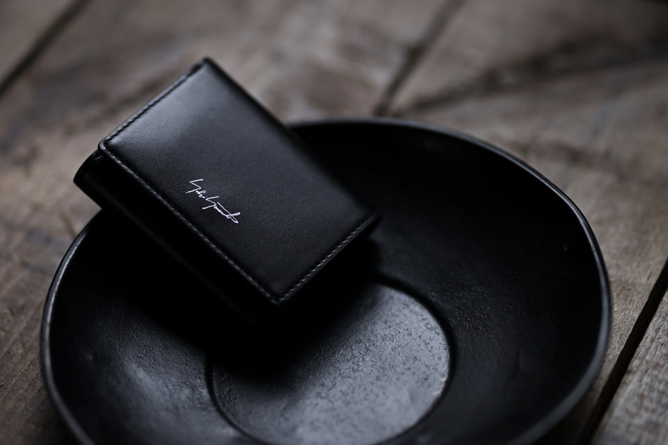 画像をギャラリービューアに読み込む, discord Yohji Yamamoto Tri Folded Compact Wallet / Smooth Cow Skin Leather (BLACK)
