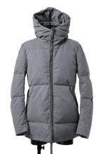 Load image into Gallery viewer, daub HOODED MEDIUM COAT / GOOSE DOWN + DYEING STRETCH TWILL COTTON (GREY)