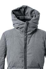 Load image into Gallery viewer, daub HOODED MEDIUM COAT / GOOSE DOWN + DYEING STRETCH TWILL COTTON (GREY)
