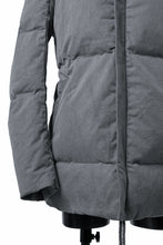 Load image into Gallery viewer, daub HOODED MEDIUM COAT / GOOSE DOWN + DYEING STRETCH TWILL COTTON (GREY)