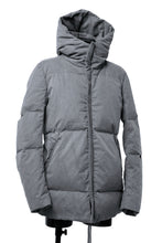 Load image into Gallery viewer, daub HOODED MEDIUM COAT / GOOSE DOWN + DYEING STRETCH TWILL COTTON (GREY)