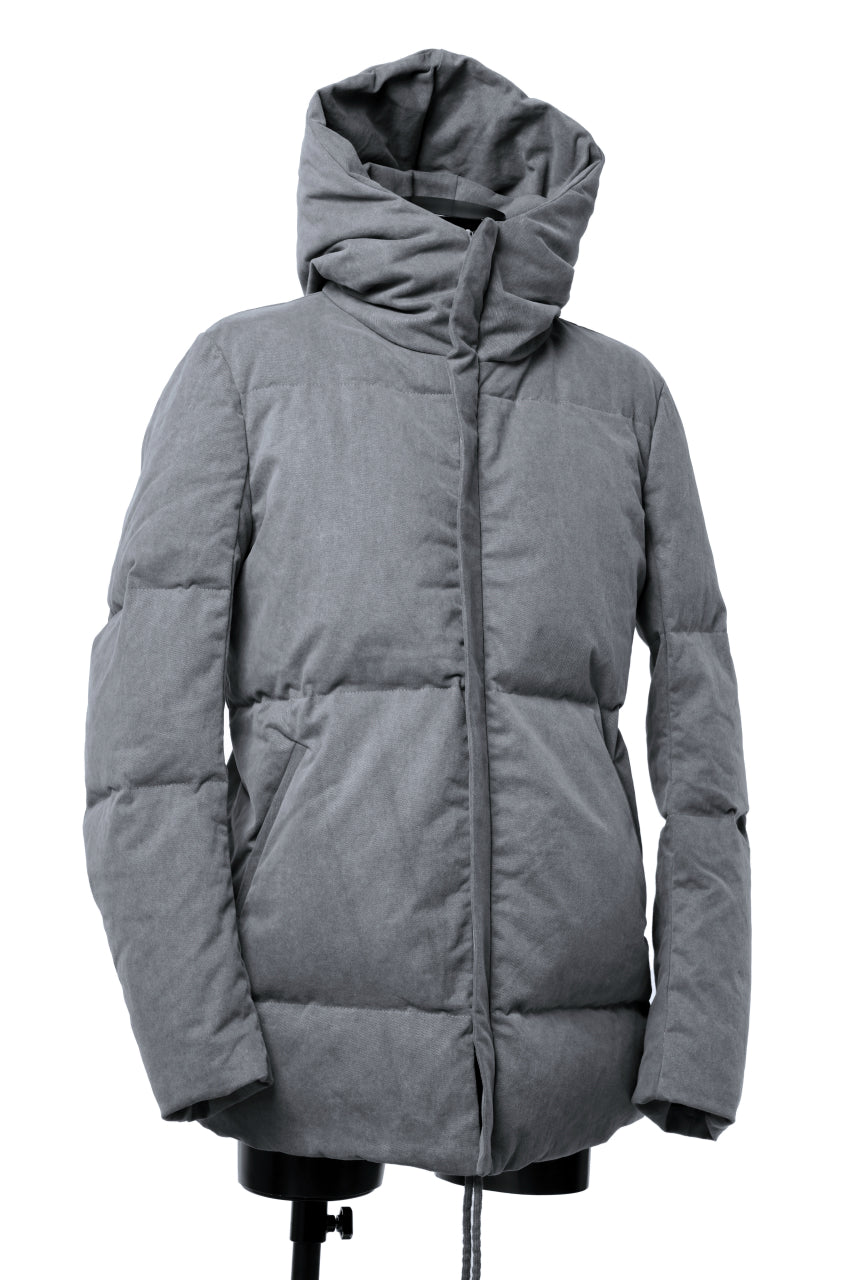 Load image into Gallery viewer, daub HOODED MEDIUM COAT / GOOSE DOWN + DYEING STRETCH TWILL COTTON (GREY)