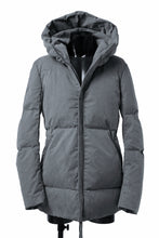 Load image into Gallery viewer, daub HOODED MEDIUM COAT / GOOSE DOWN + DYEING STRETCH TWILL COTTON (GREY)