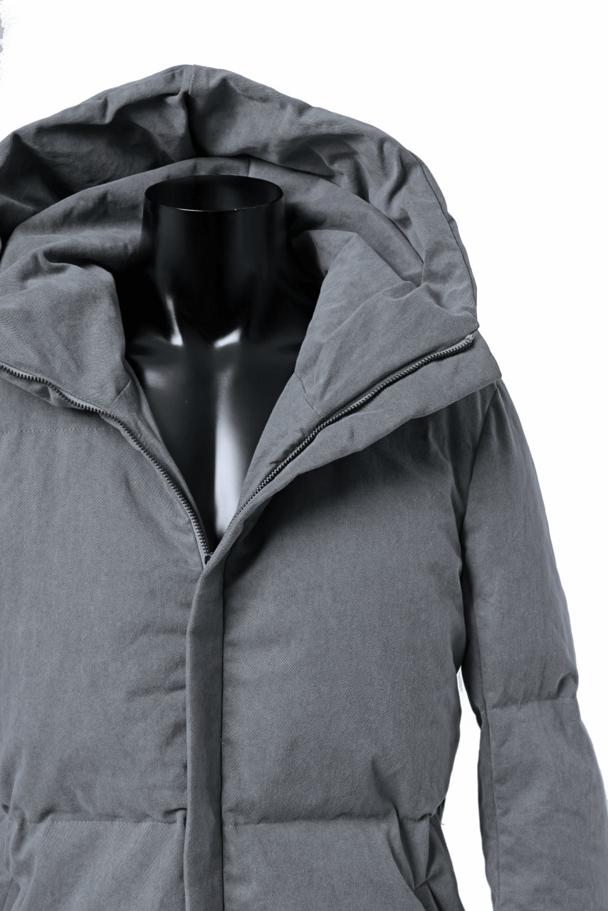 Load image into Gallery viewer, daub HOODED MEDIUM COAT / GOOSE DOWN + DYEING STRETCH TWILL COTTON (GREY)