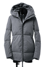 Load image into Gallery viewer, daub HOODED MEDIUM COAT / GOOSE DOWN + DYEING STRETCH TWILL COTTON (GREY)