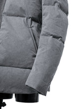 Load image into Gallery viewer, daub HOODED MEDIUM COAT / GOOSE DOWN + DYEING STRETCH TWILL COTTON (GREY)