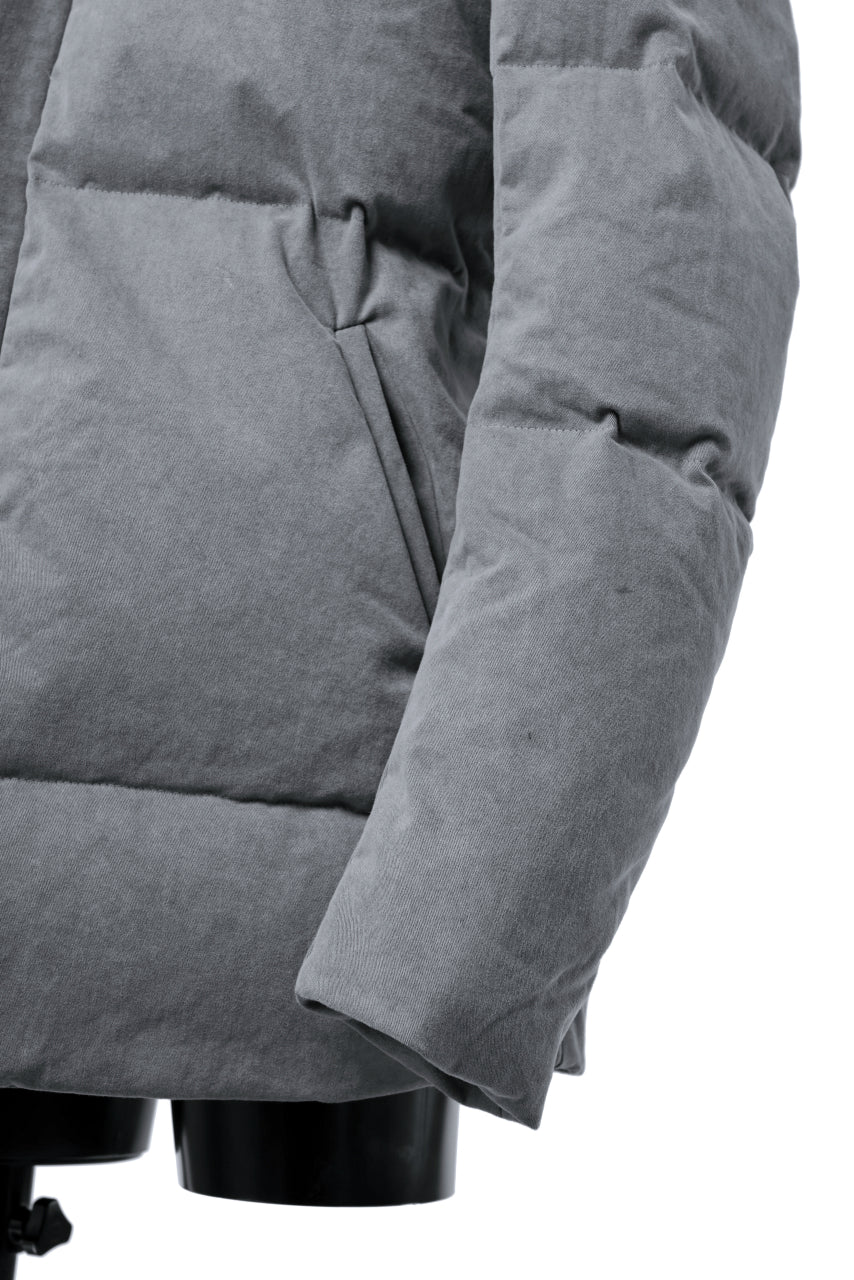 Load image into Gallery viewer, daub HOODED MEDIUM COAT / GOOSE DOWN + DYEING STRETCH TWILL COTTON (GREY)