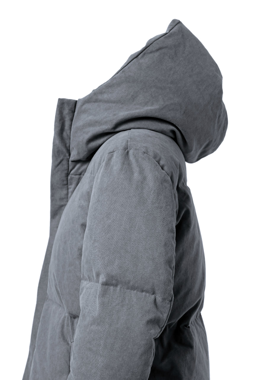 Load image into Gallery viewer, daub HOODED MEDIUM COAT / GOOSE DOWN + DYEING STRETCH TWILL COTTON (GREY)