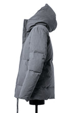 Load image into Gallery viewer, daub HOODED MEDIUM COAT / GOOSE DOWN + DYEING STRETCH TWILL COTTON (GREY)