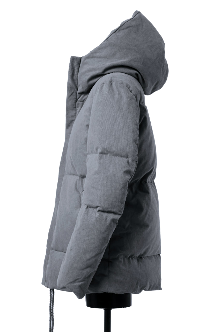 Load image into Gallery viewer, daub HOODED MEDIUM COAT / GOOSE DOWN + DYEING STRETCH TWILL COTTON (GREY)