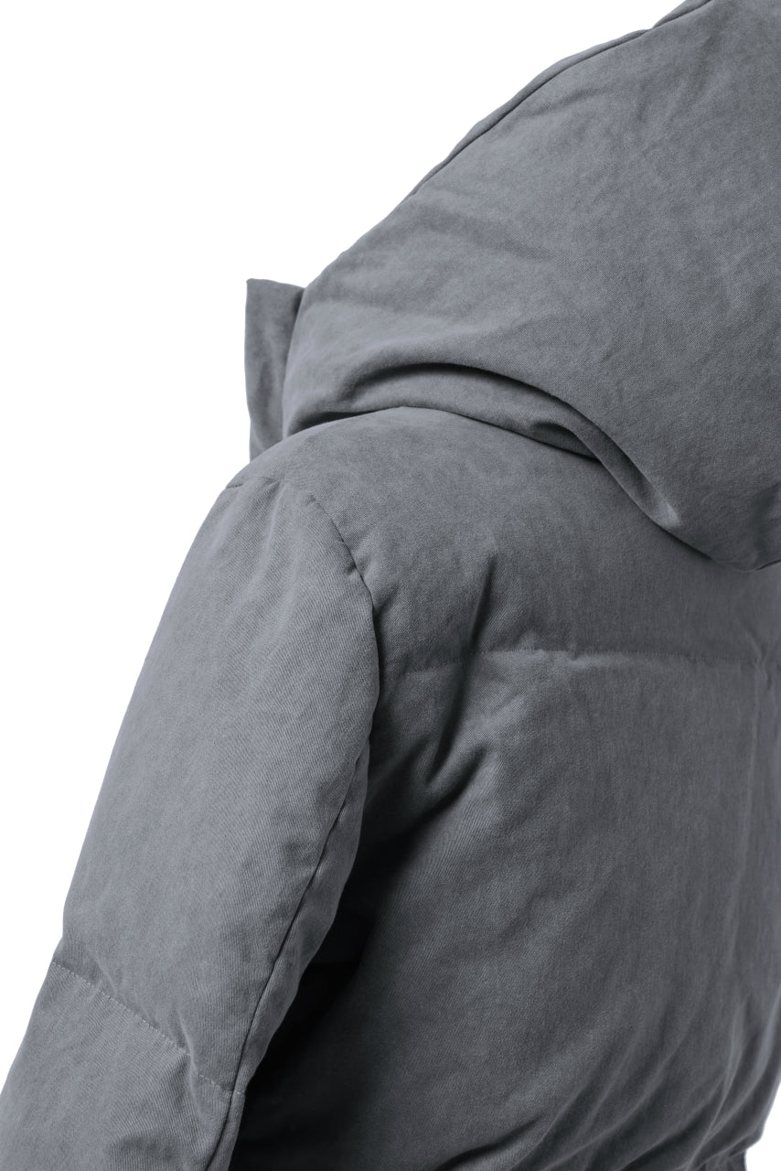 Load image into Gallery viewer, daub HOODED MEDIUM COAT / GOOSE DOWN + DYEING STRETCH TWILL COTTON (GREY)