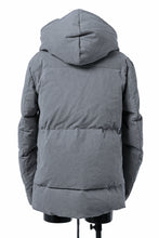 Load image into Gallery viewer, daub HOODED MEDIUM COAT / GOOSE DOWN + DYEING STRETCH TWILL COTTON (GREY)