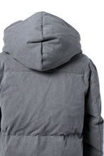 Load image into Gallery viewer, daub HOODED MEDIUM COAT / GOOSE DOWN + DYEING STRETCH TWILL COTTON (GREY)