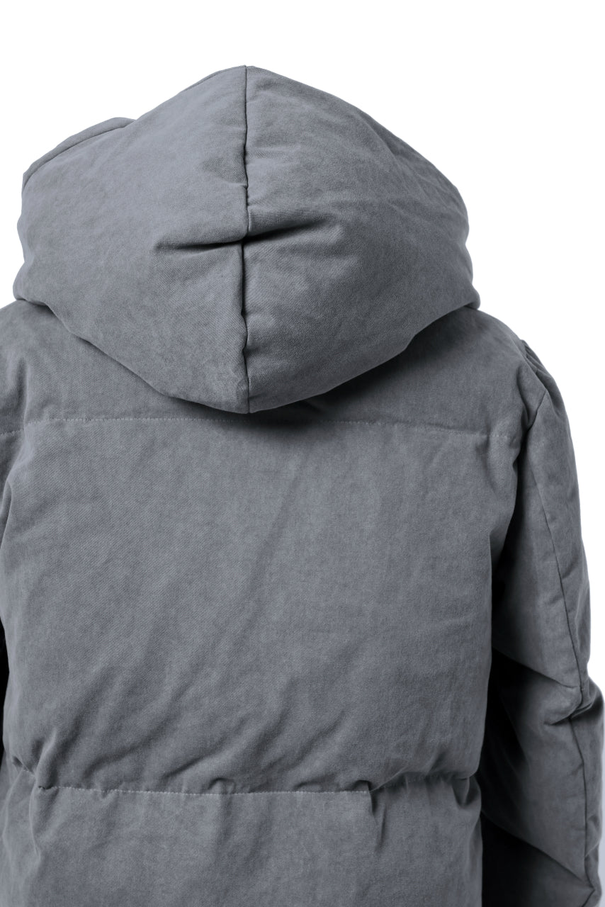 Load image into Gallery viewer, daub HOODED MEDIUM COAT / GOOSE DOWN + DYEING STRETCH TWILL COTTON (GREY)
